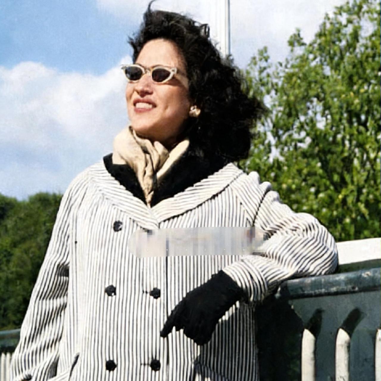 “赌王”原配黎婉华年轻时有多美？照片拍摄于上世纪50年代，镜头中的黎婉华戴着墨镜