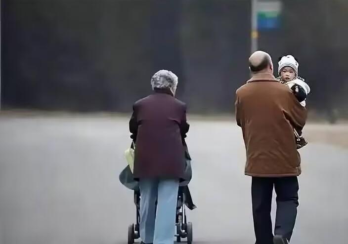 如今的老人咋就都想不开？就不能为自己活么？最近听邻居说的俩事儿，一个退休老人