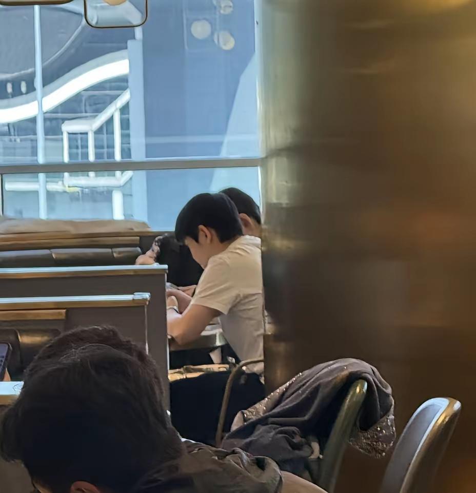 平安落地香港的莎头们已经开吃了！[赞][大笑]看到在香港转机的莎头们终于开吃中