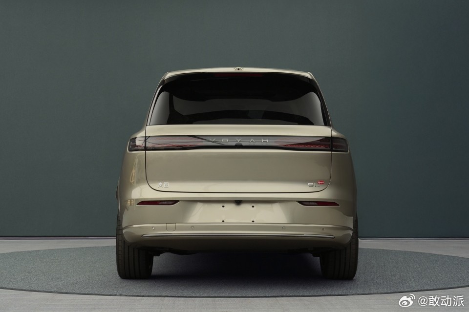 岚图旗舰SUV“泰山”量产版正式定名岚图9L，亮相工信部。新车定位全尺寸SUV