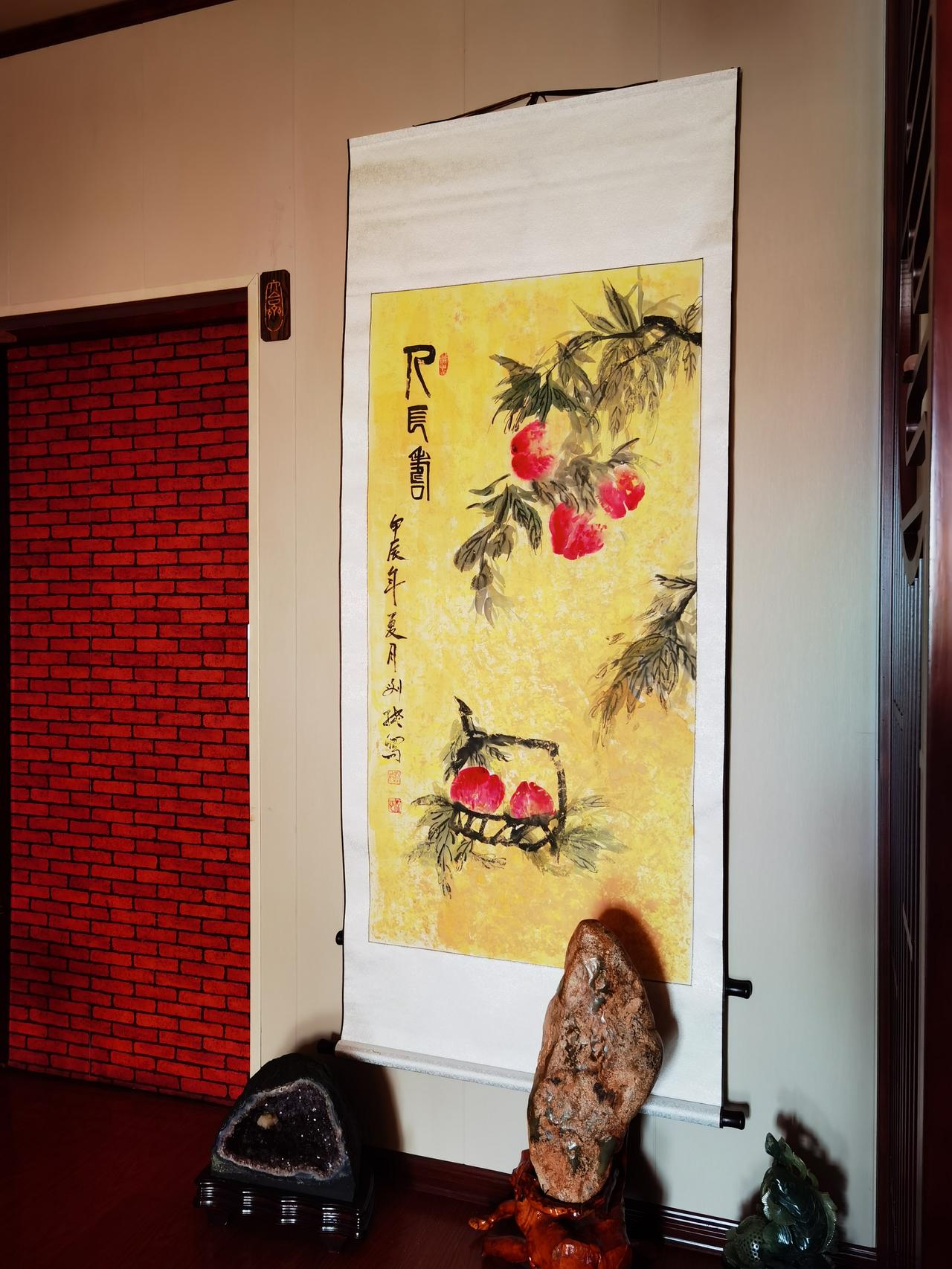 客厅挂画该怎么搭配?客厅挂画一定得是吉祥的，生禽猛兽就不要挂了。　　书画能提升