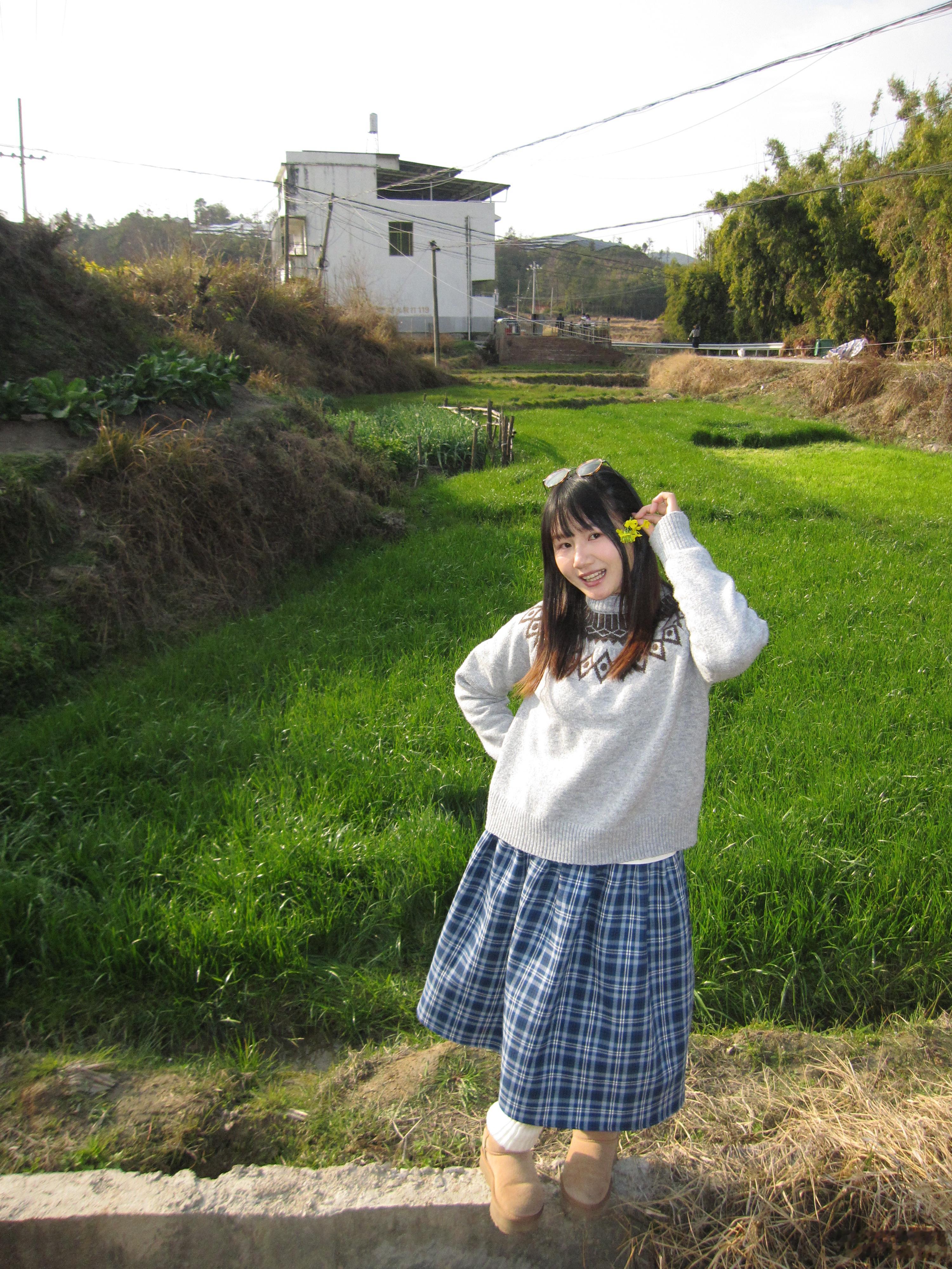 回村后不是跟鞭炮玩就是跟油菜花