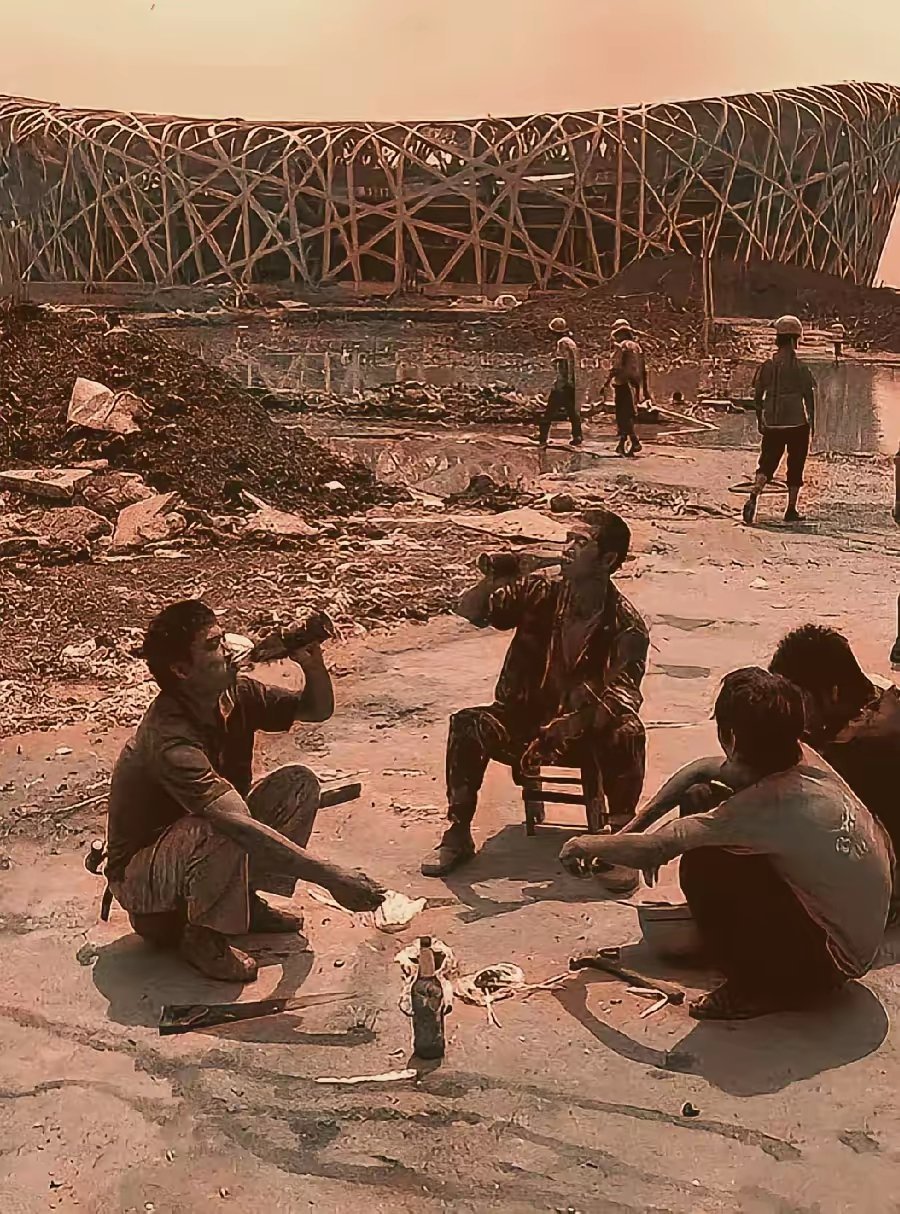 2006年，北京，“鸟巢”的建筑工人们的休息时光历史知识​​​