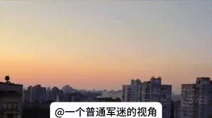 乌克兰首都基辅，当地民众拍摄到俄军两枚导弹连续命中目标的震撼场景，应该是“伊斯坎