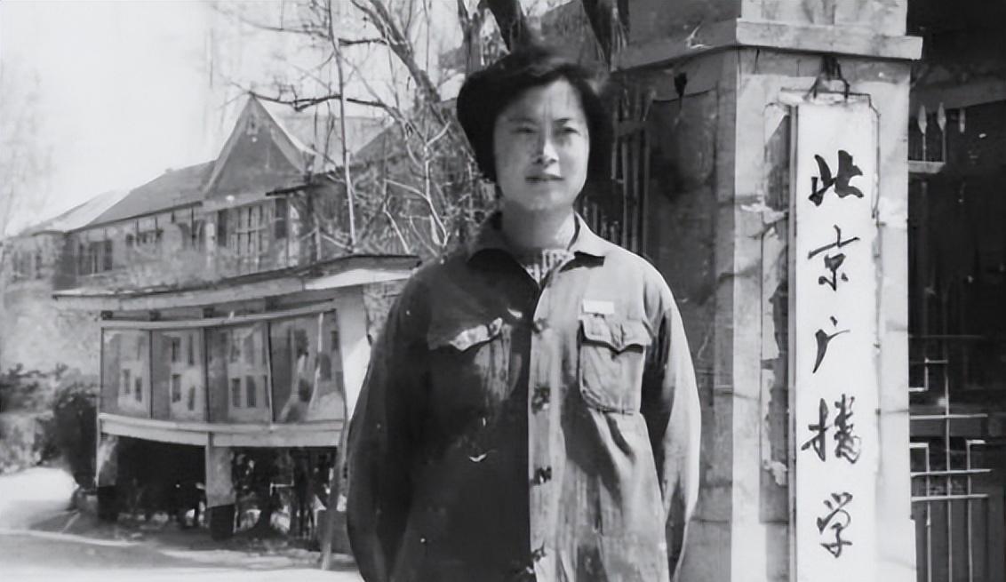 1955年4月27日，敬一丹出生在黑龙江哈尔滨市。敬一丹在家中排行老二，上面有一