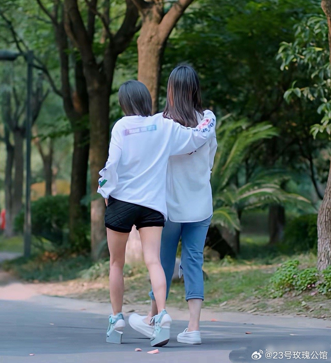 我真的要被王子文的丑鞋打败，前面看是坡跟增高鞋，后面坡跟处还挖了一截，看着像张鱼