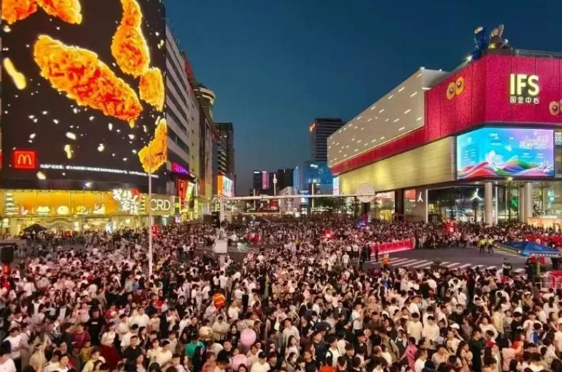 华尔街彻底酸了！外媒想不通，为何中国人半年存了17.94万亿，消费还能高达24.
