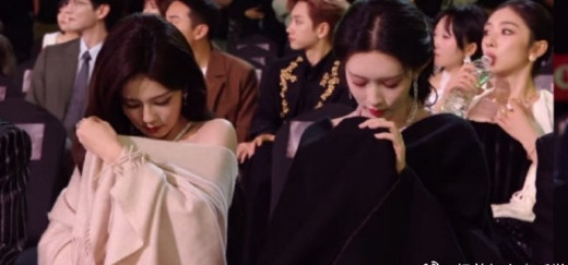 抓到两只偷玩手机的女宝，白鹿和孟子义躲着玩手机全程被拍到，被导播发现了自己还不知