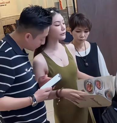家人们！吃瓜吃到下巴惊掉！网友扒出的马筱梅妈妈旧照，从台北街头起早贪黑支早