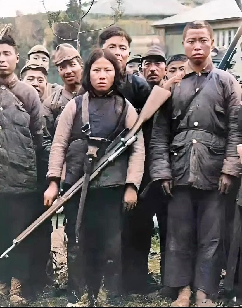 照片前排中间是抗日女战士姚英，因被汉奸出卖被俘，两侧为同时被俘的战友。照片中