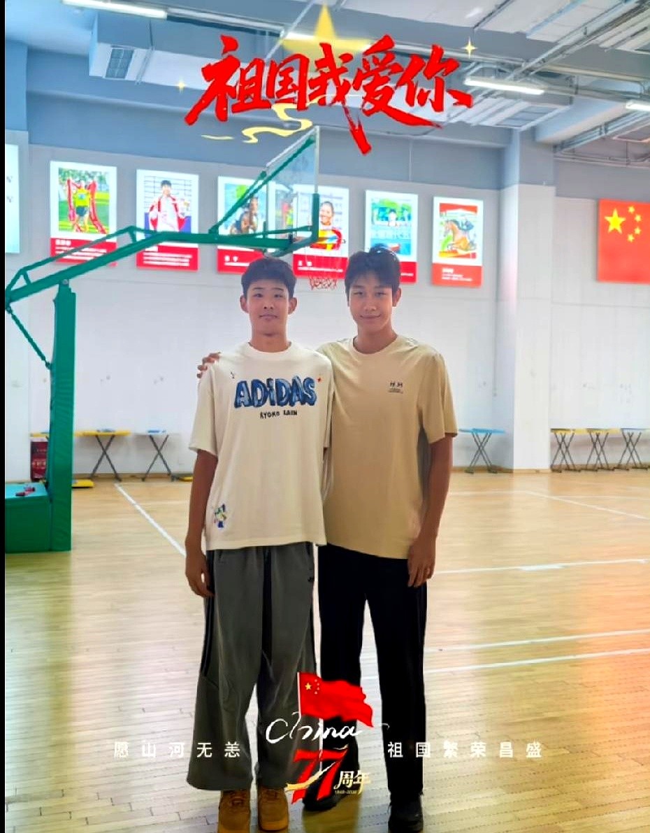 杜锋儿子打篮球不稀奇，稀奇的是跟他合影的那个“小孩哥”。继承了老爸的基因，杜锋儿子现在也走上了篮球这