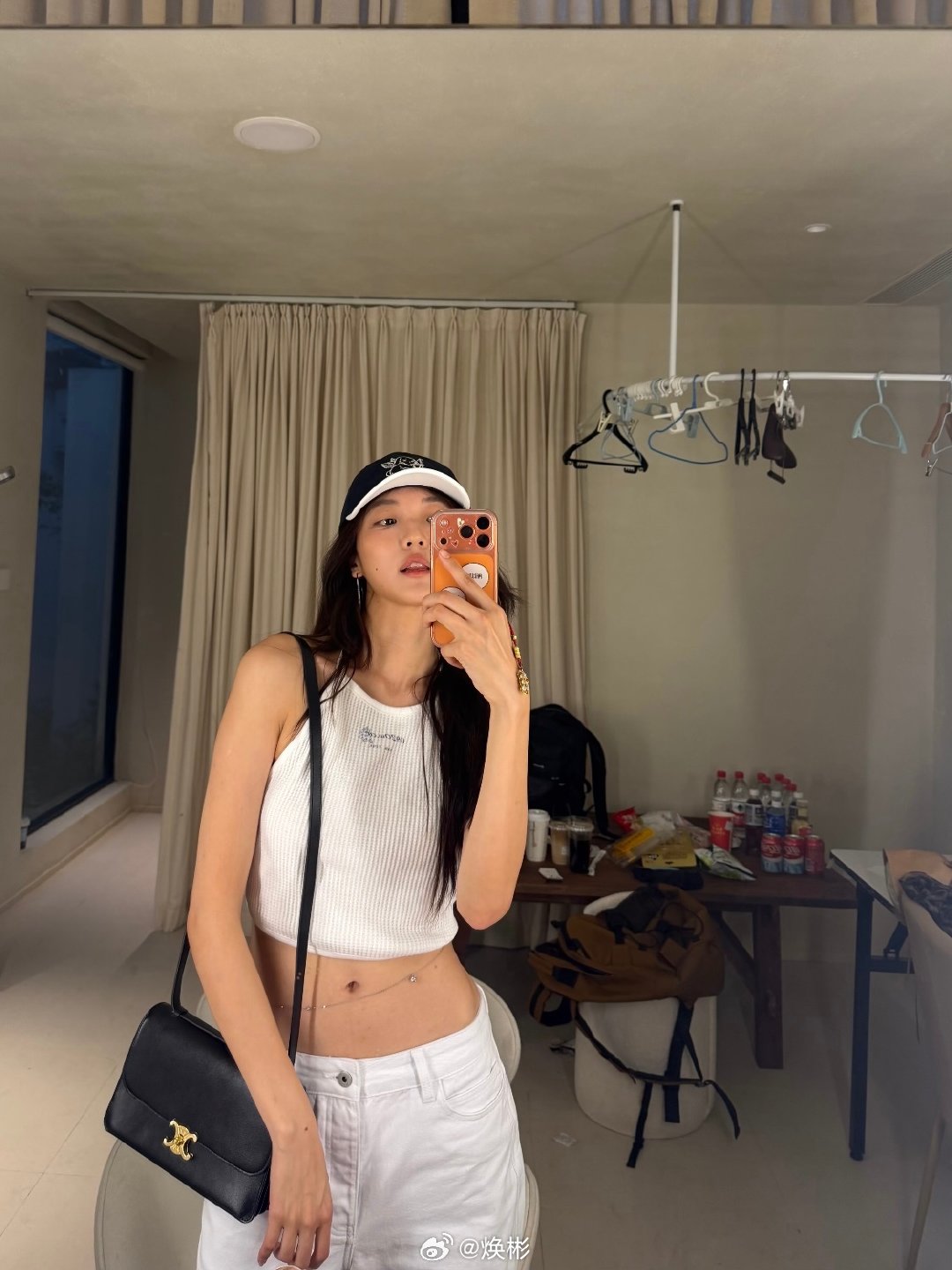 就爱看好看的小姐姐拿iPhone拍点照片！​