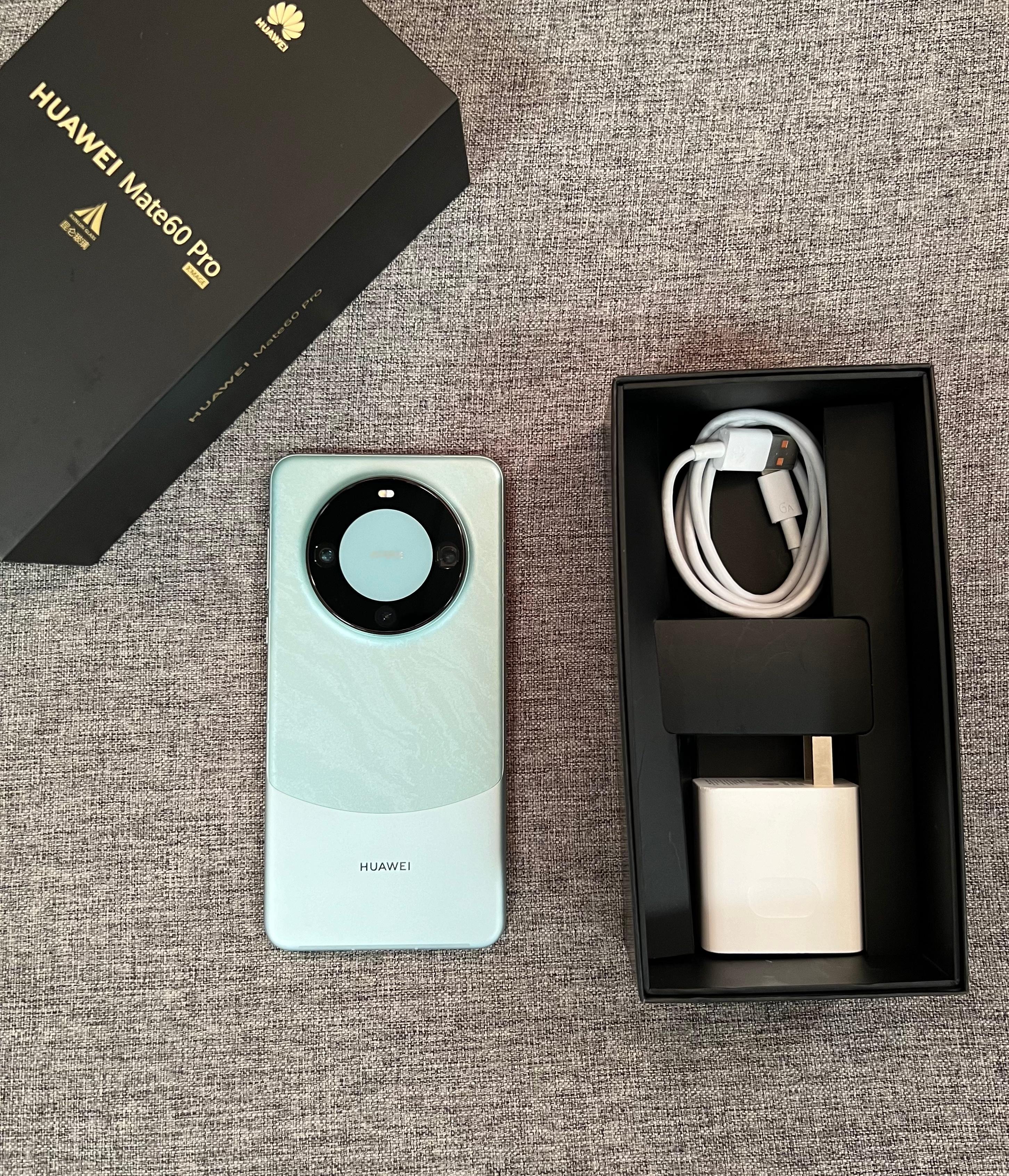 华为Mate60Pro12+512雅川青，屏幕靓，整机细微磕碰划痕，电池效