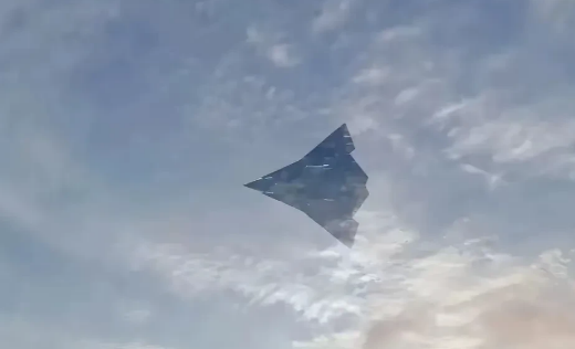 真的是它来了吗？是想多了还是真的来了？仔细瞅，它与歼36还真不同，特别是尾翼，