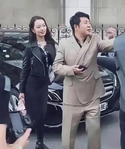 舞台上看到那么帅气的一个人，怎么现实生活中就像个暴发户，一点艺术家的气质都没有。