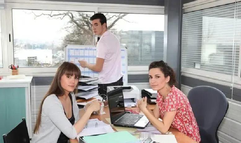 很多老板都遇到过这种憋屈事儿：公司几百号人天天加班开会、写报告、改方案，看起来每