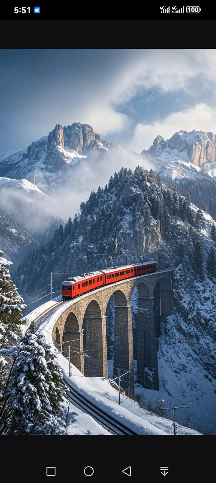 红色列车穿梭于瑞士阿尔卑斯山的兰德瓦瑟高架桥，皑皑白雪覆满峰峦与拱桥，苍劲的松树