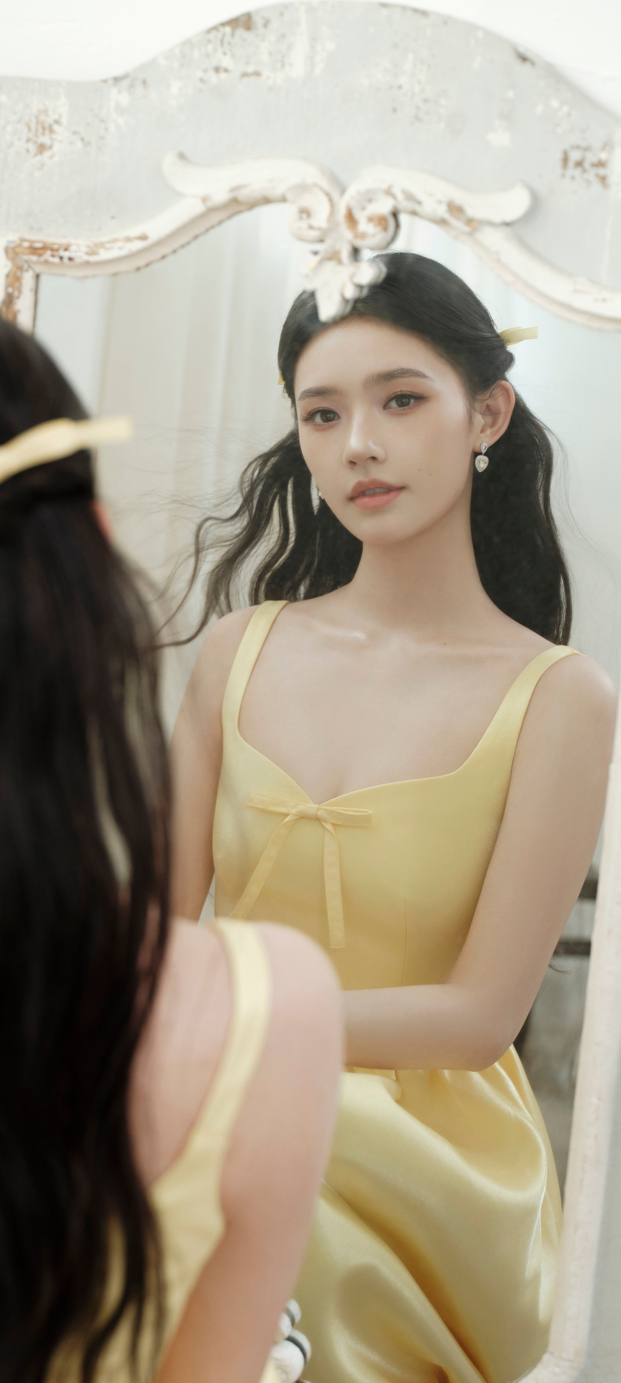 林允活动穿搭壁纸，一身蛋黄吊带裙，优雅又美丽。林允