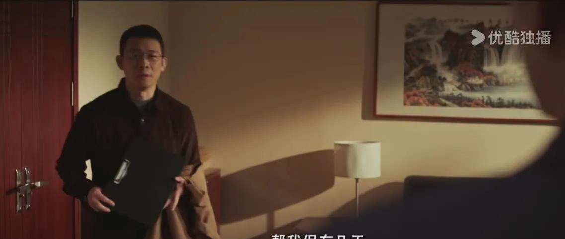 《以法之名》洪亮决定不辞职了，李人骏对妹夫起疑了[捂脸哭]李人骏开始问程子健了，