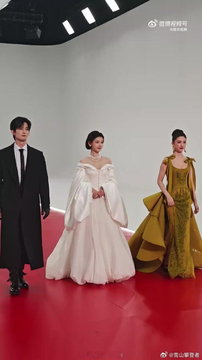 林允耳环消失术内娱红毯“降维打击”！林允的脸自带焦点，星光大赏重工耳环完全没