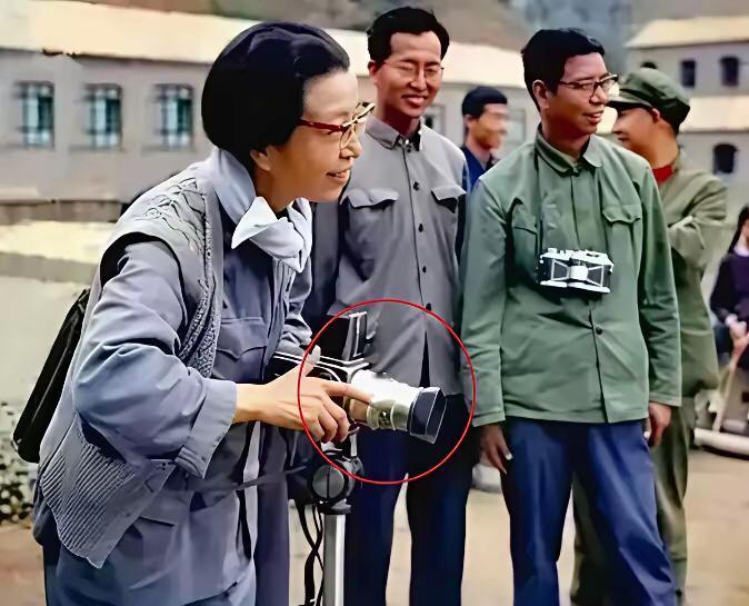 [呲牙笑]这才是他们最真实的模样，没有演员扮演，没有滤镜修饰！画面中，那位手持