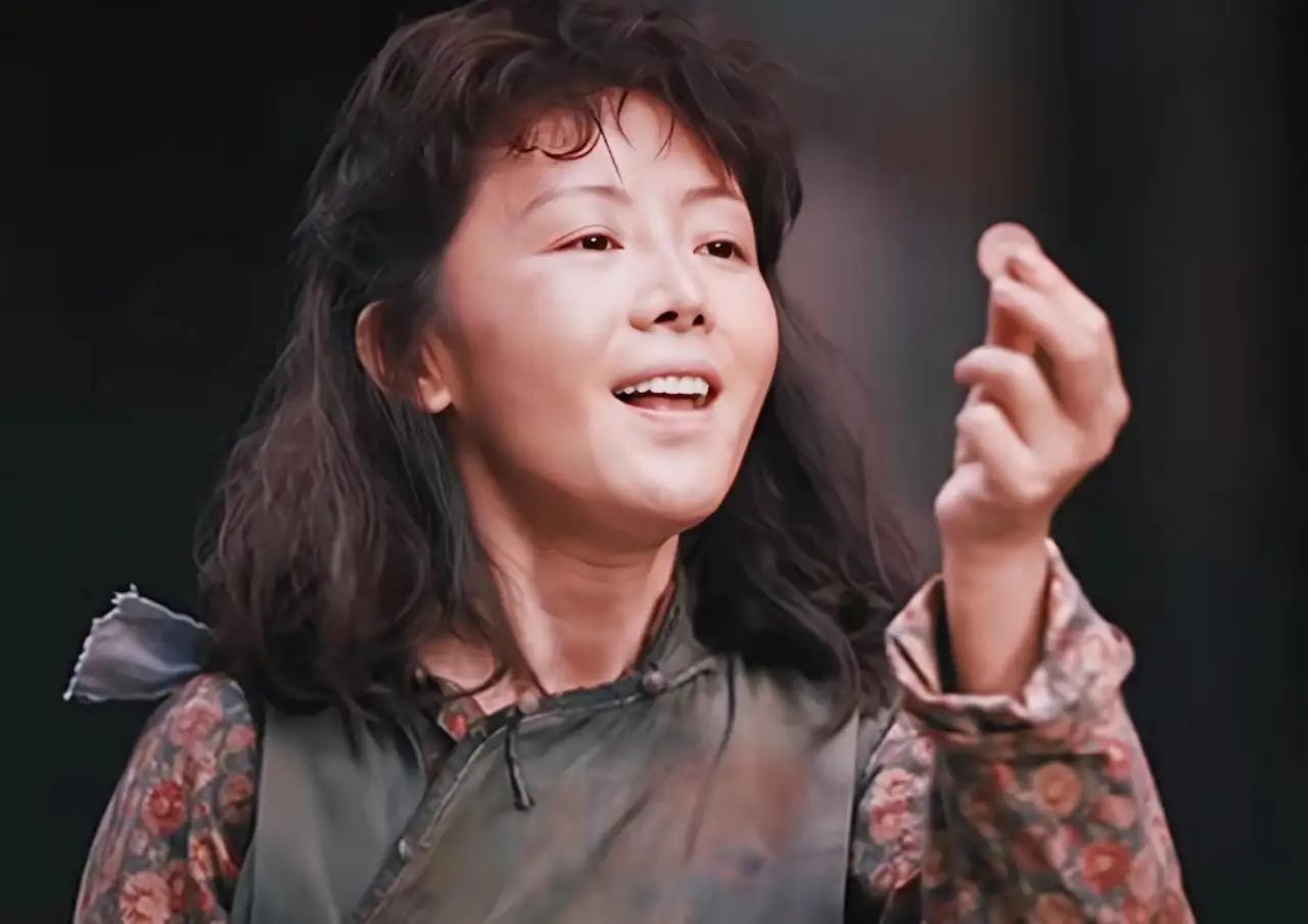 灼灼韶华寒风卷着枯叶刮过巷口，周燕缩在垃圾桶旁，沾满污垢的手紧紧攥着那两枚