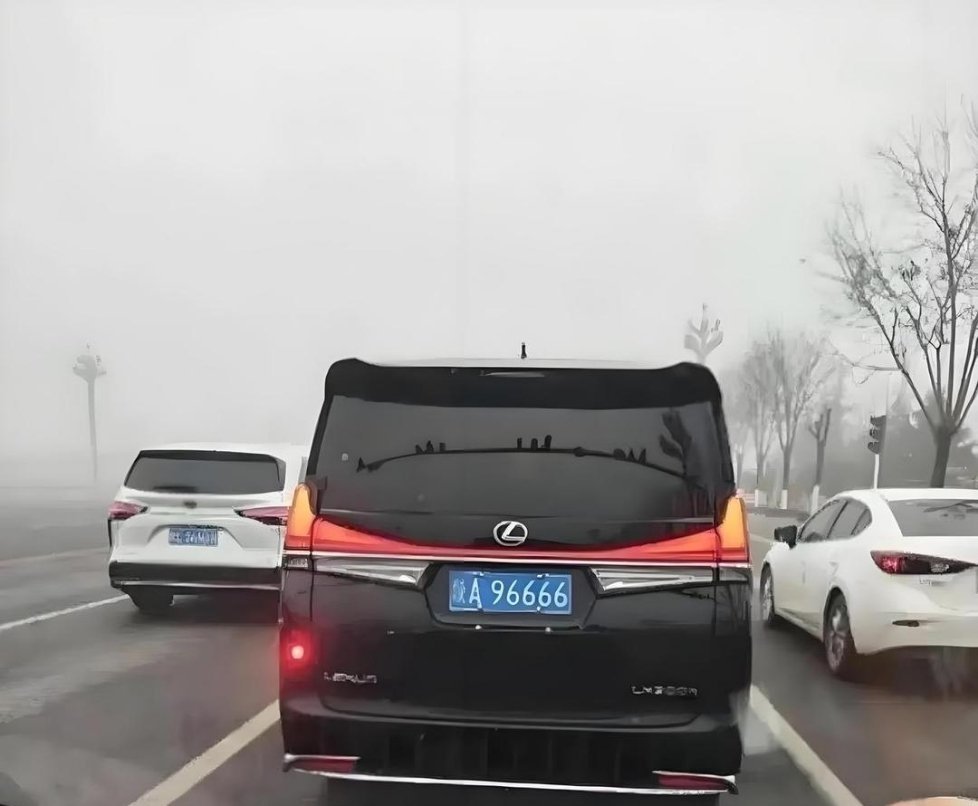 这么好的车牌挂这车可惜了​