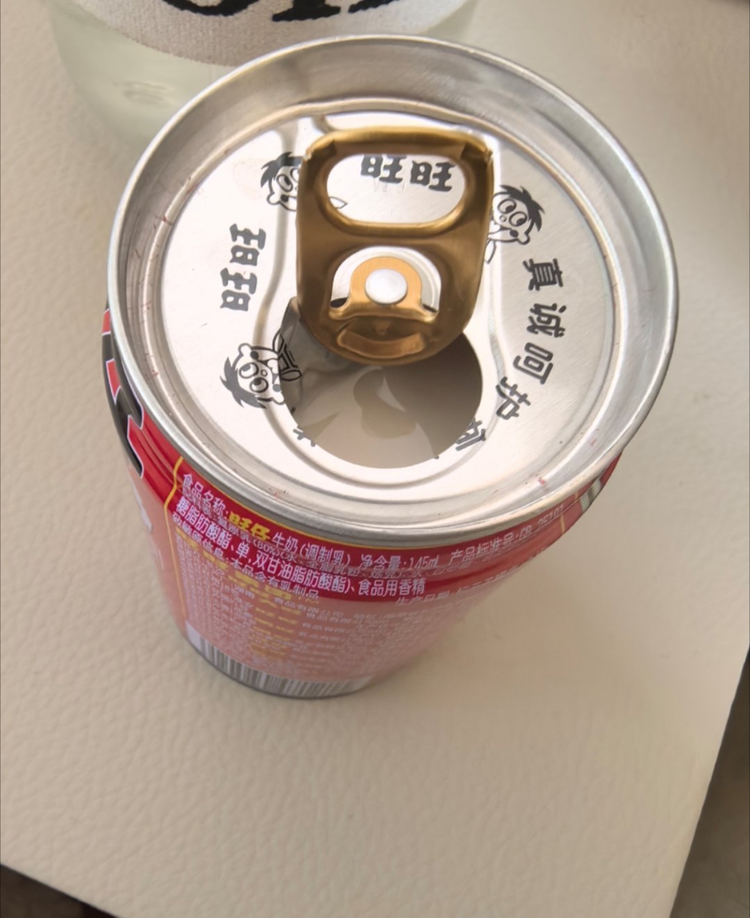 刚打开就想起这个热搜……铁片还直接没入牛奶里了，不喝浪费，喝了怕死