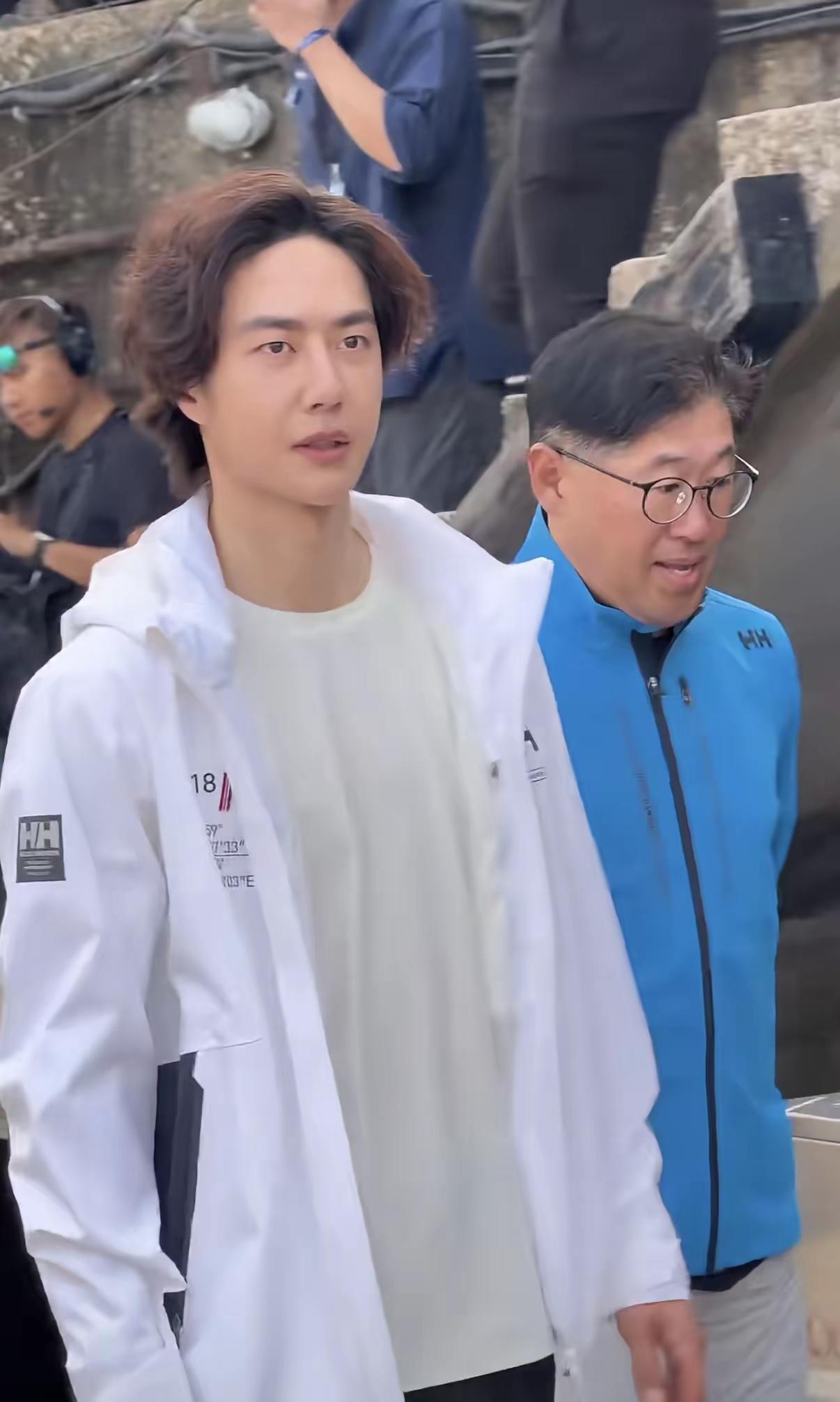 王一博认真帅起来，那就是顶帅，那要是潦草起来，你说他像陈奕迅也像的！