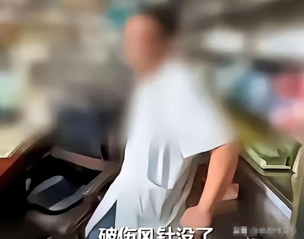 广西桂林一名工人脚底被生锈铁钉扎伤，赶到私人诊所接种破伤风针，不曾想对方暗中用氯