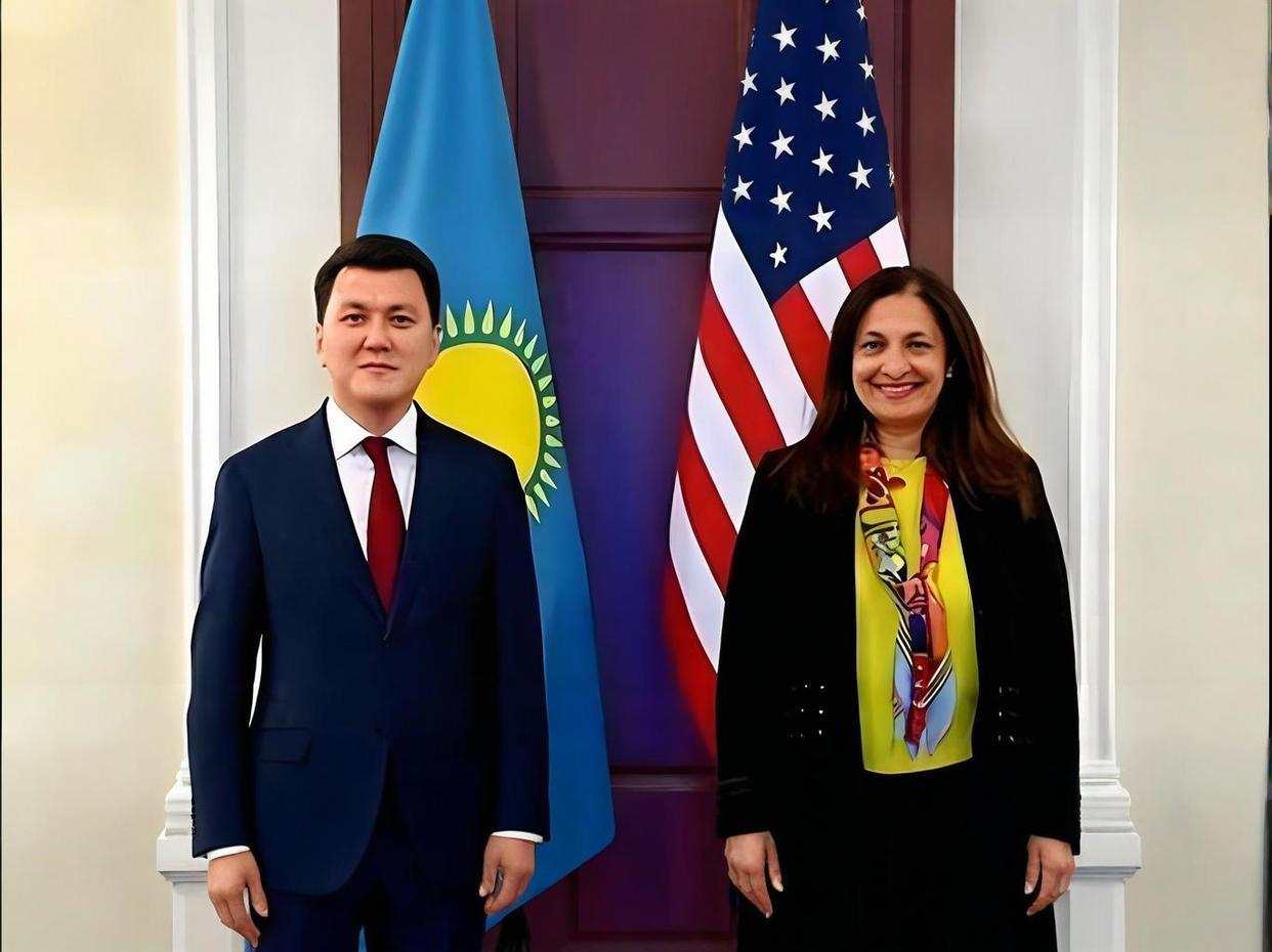 哈萨克斯坦地位生变！中俄新通道绕开，托卡耶夫紧急应对在欧亚大陆的物流版图上，