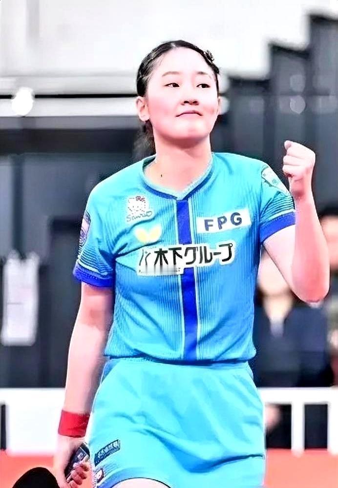 就差1分，她瘫在地上，哭到抽搐。镜头怼脸，她再也撑不住，话筒递过来，只挤出