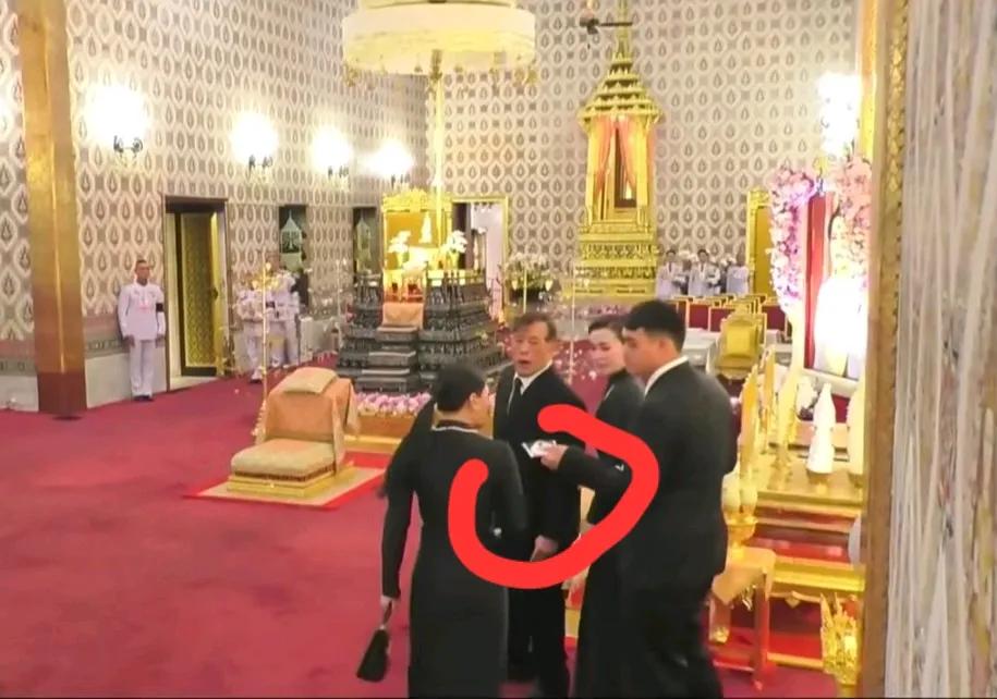 帕公主去世4天，泰王一家去守灵，我注意到了两个细节：一是大家的情绪，明显都