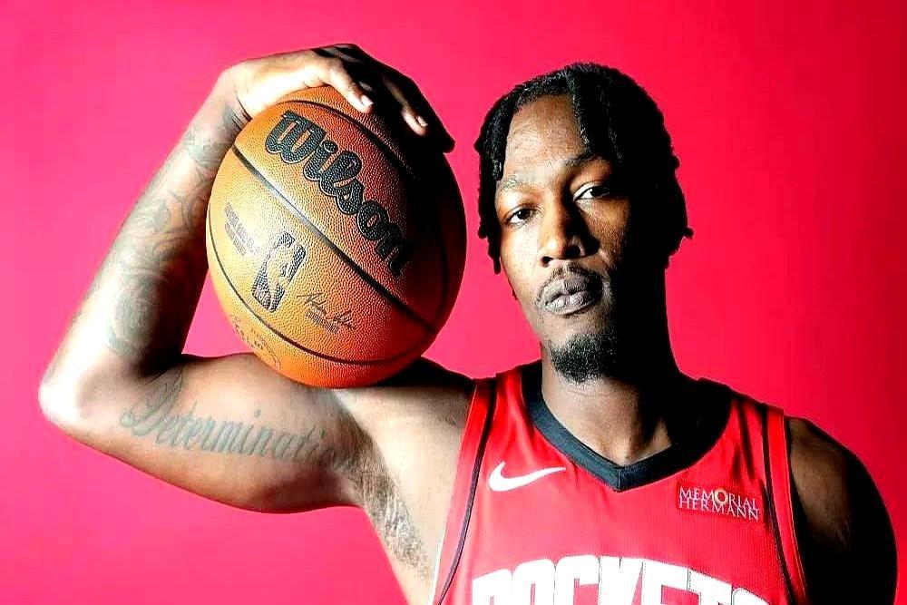 火箭队又在琢磨交易了。目标很明确，想搞个能撕开防守的替补后卫。比如鹈鹕的阿