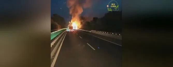 5.21日凌晨二广高速，晋城泽州县路段，发生了震惊国人的装载烟花货车与另一辆车