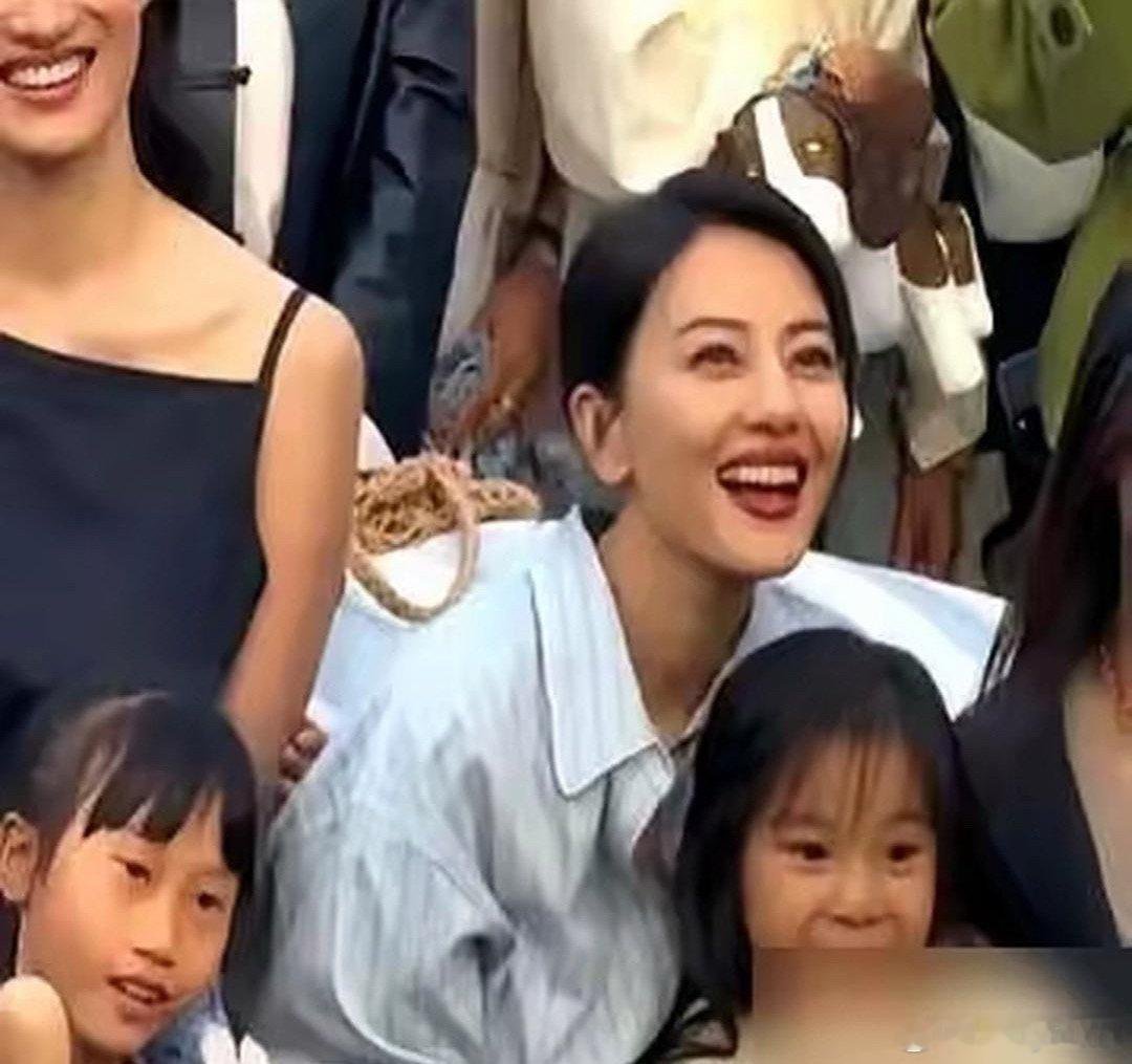 高圆圆的女儿彻底火了，只因被网友吐槽，完美避开妈妈的美貌，长得太像赵又廷。