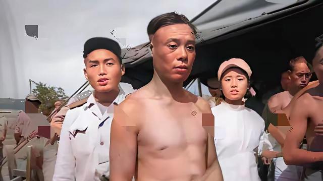这是1953年在美军战俘营，一名志愿军战士不幸被俘，他光着膀子，身上被刻了字，双