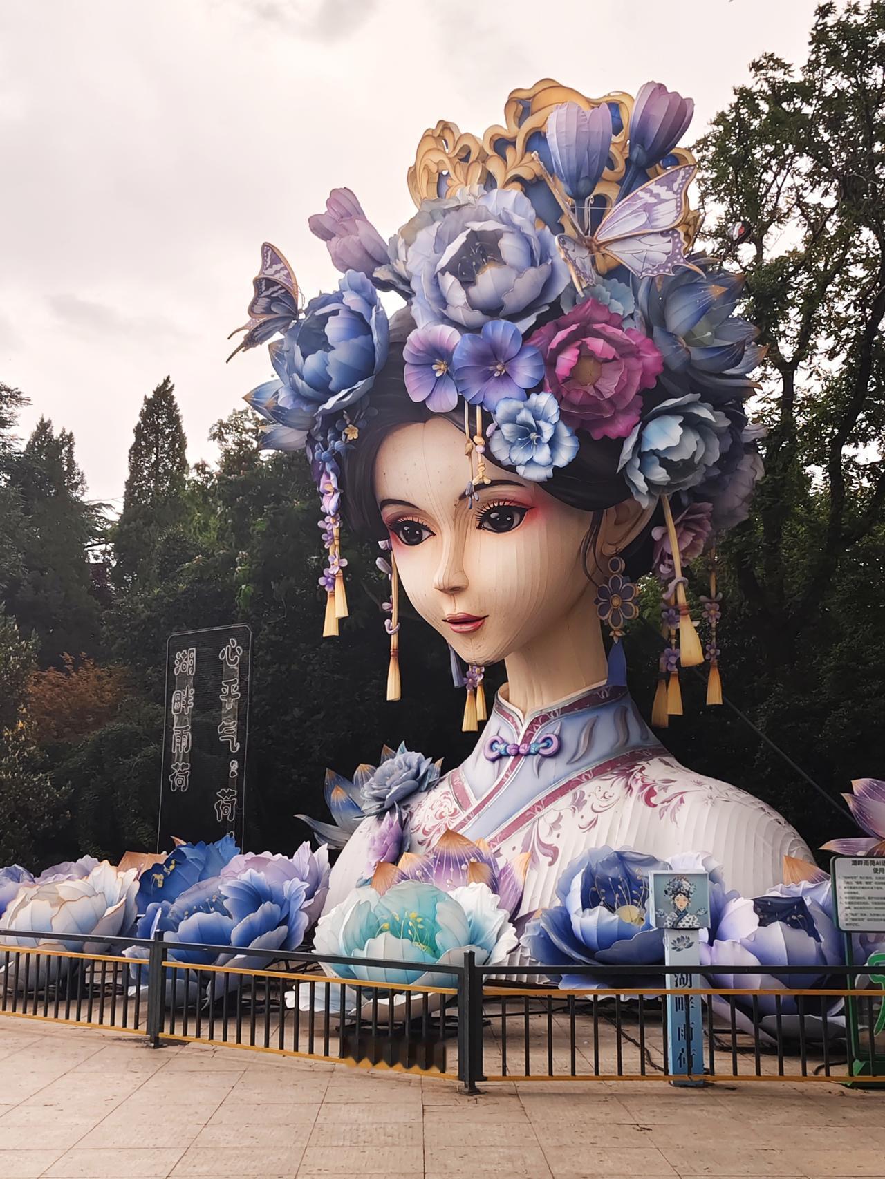 济南“湖畔雨荷”花灯造型展出快两年了，开始是在网上见到的——“夏雨荷”造型的花灯