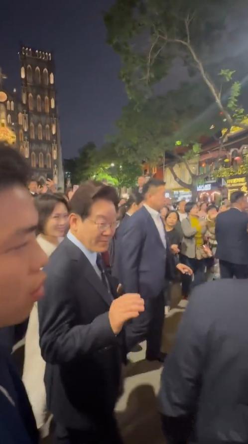 路人镜头下的李在明与金惠景，出访越南期间晚上出来逛街，受到民众欢迎，韩总统还与打