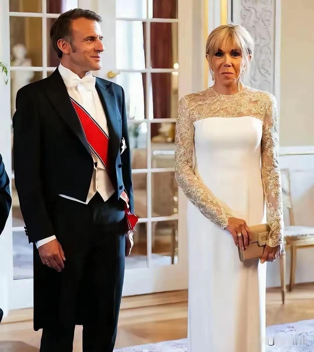 马克龙应该是属龙的，做总统这么多年挺不容易的，原来是那么年轻帅气的小伙子，现在也