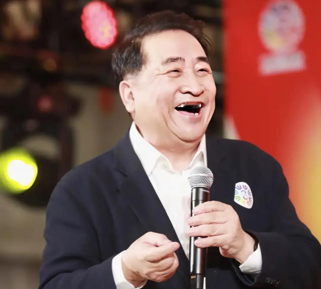 姜昆没去美国！热搜那段“圣诞唱红歌”是剪的，原画面是他在北京录节目。