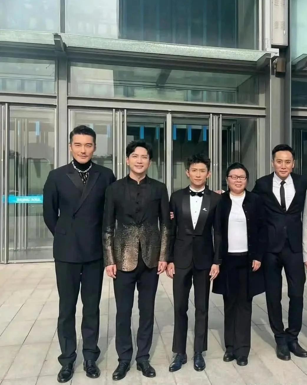 挖到一张老合照！胡兵身边这位男演员，以前一直认不出是谁。直到本届飞天奖才恍然大