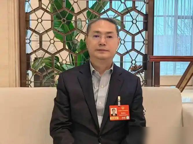 这事终于有人敢捅破了！政协委员周世虹直接建议废除劳务派遣制度。我干过派遣，柜