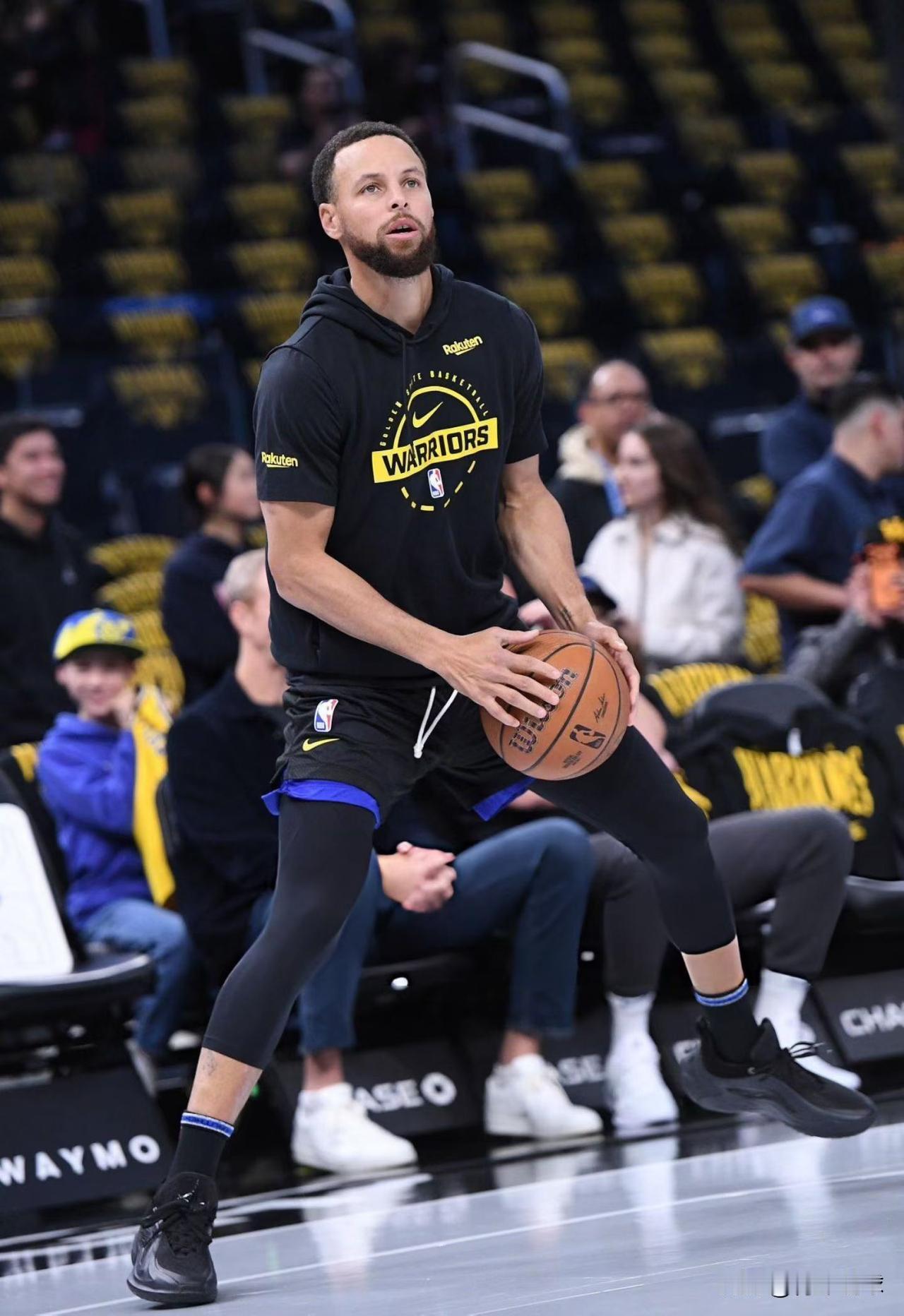 库里太给巴特勒面子了！今天勇士对阵开拓者的比赛，库里脚穿了一双中国品牌李宁旗