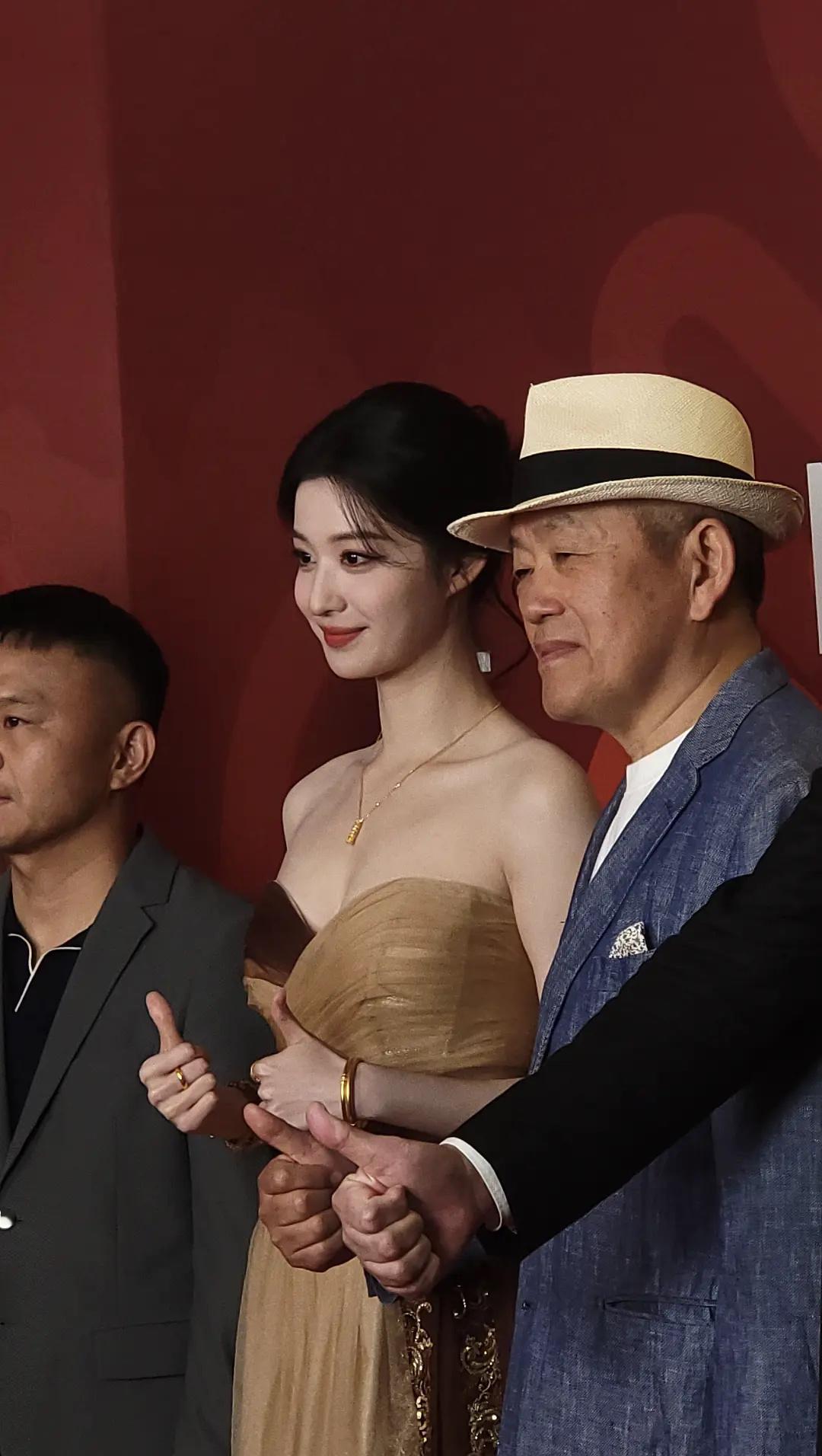 王楚然今日周大福活动路透脖子修长肤白貌美每个角度都好看​​​