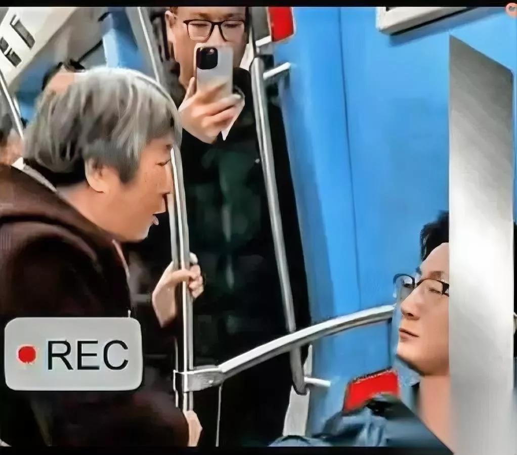 地铁上这一幕看完直呼爽倚老卖老的大妈这回真踢到铁板了。大妈一上车就堵