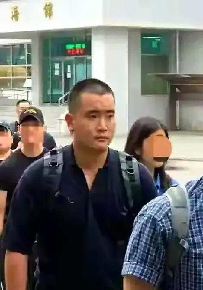 李东勋退伍那天我刷到照片差点没认出来，皮肤黑得发亮，下颌线像被刀削过，肩背把羽绒