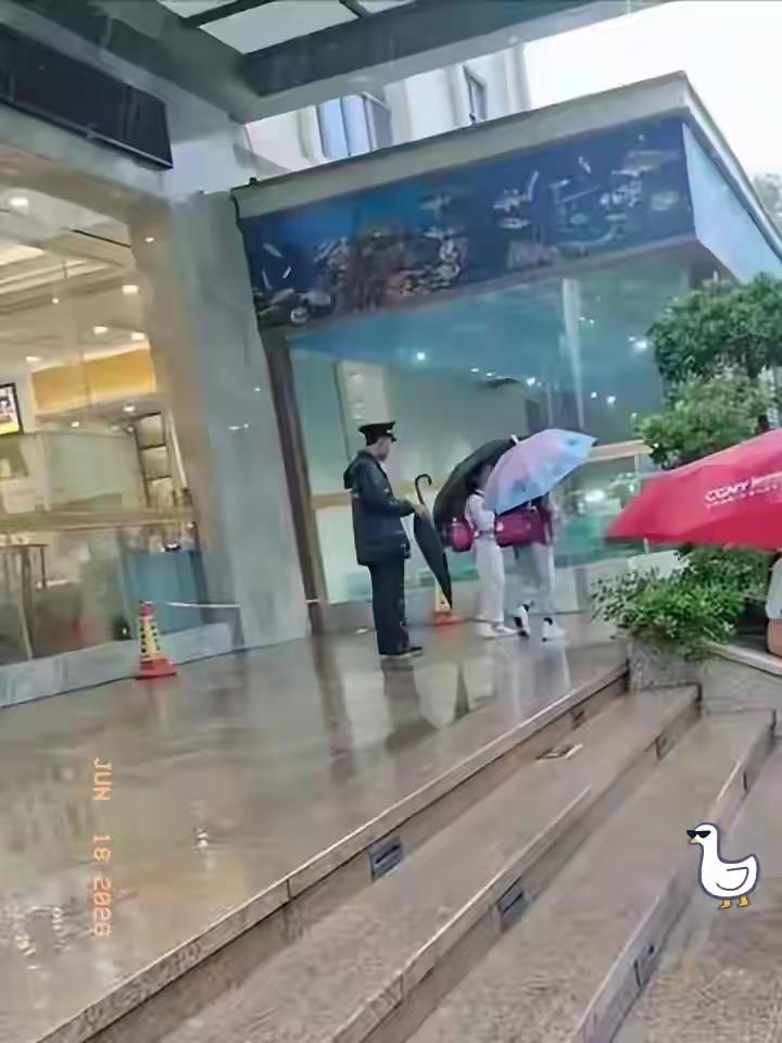 建国初期的老店，可能毁于一个小保安，一个宝妈带1岁娃骑电动车避雨于店前屋檐边，被