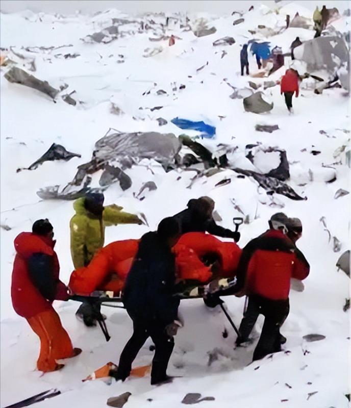 谁能想到，无数人心中纯净神圣的珠峰徒步圣地竟藏着一条吃人的黑色产业链，不劫财不盗