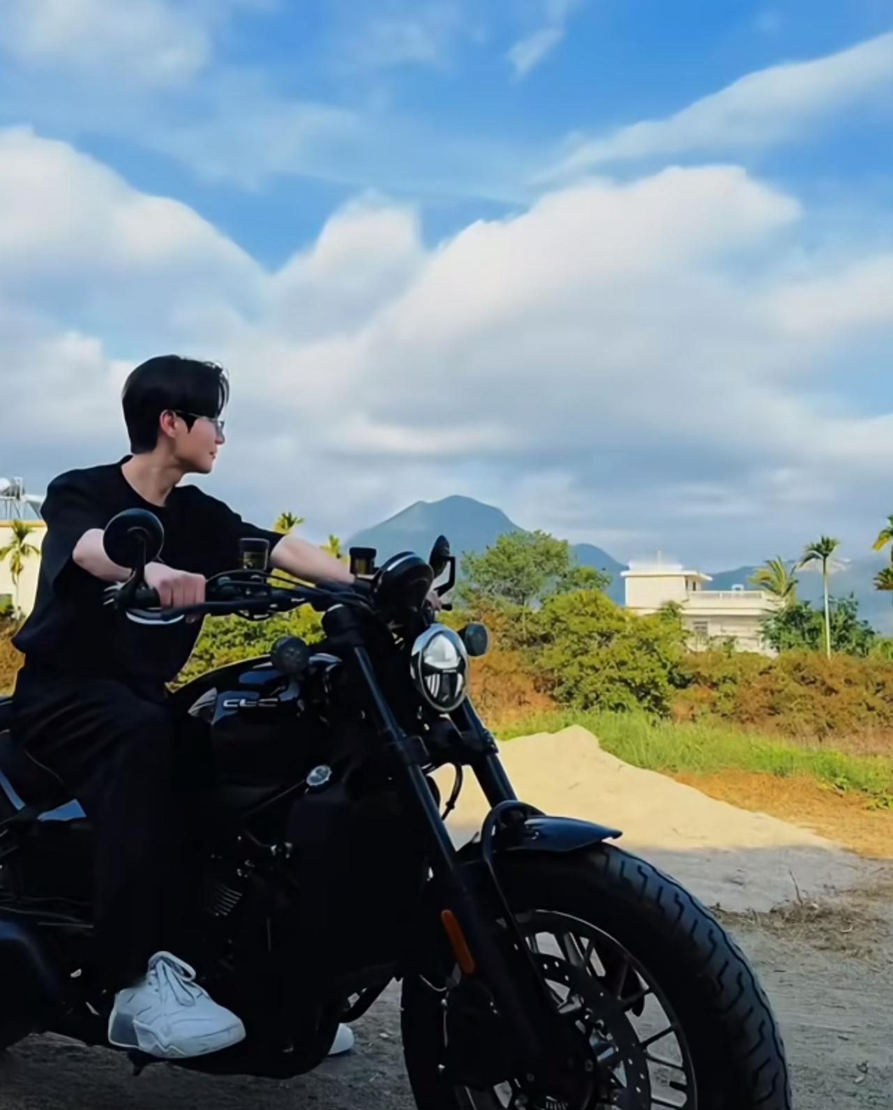 再就业的冠亚的春节假期很是惬意啊。楚生回了海南，身穿短袖衣与俩儿子钓鱼🎣，素